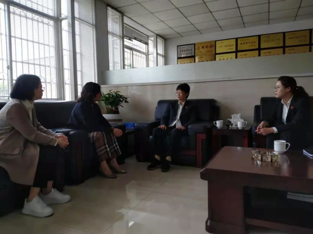 قاضی تمام وقت ژنگ یوکینگ و رئیس دو هانگلی از دادگاه مردمی شنگژو برای راهنمایی کار ما به شرکت ما آمدند.