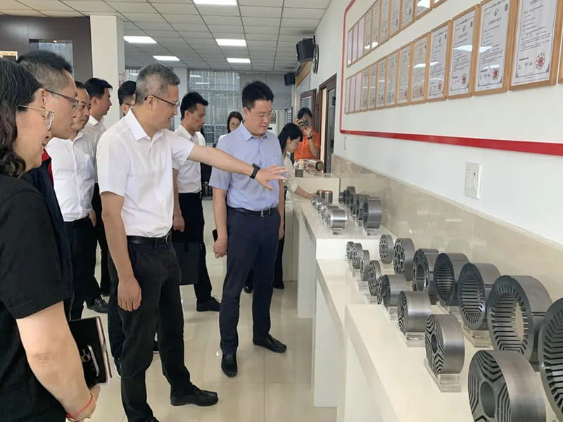 وزیر شو جیانی برای انجام فعالیت های خدماتی شرکتی به شهر چانگل رفت و از شرکت ژجیانگ جوفنگ و سایر شرکت ها بازدید کرد.