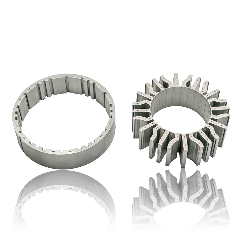 سیم پیچ ها در استاتور سروو موتور چگونه با هسته روتور تعامل دارند و چه تاثیری بر عملکرد و راندمان موتور دارند؟